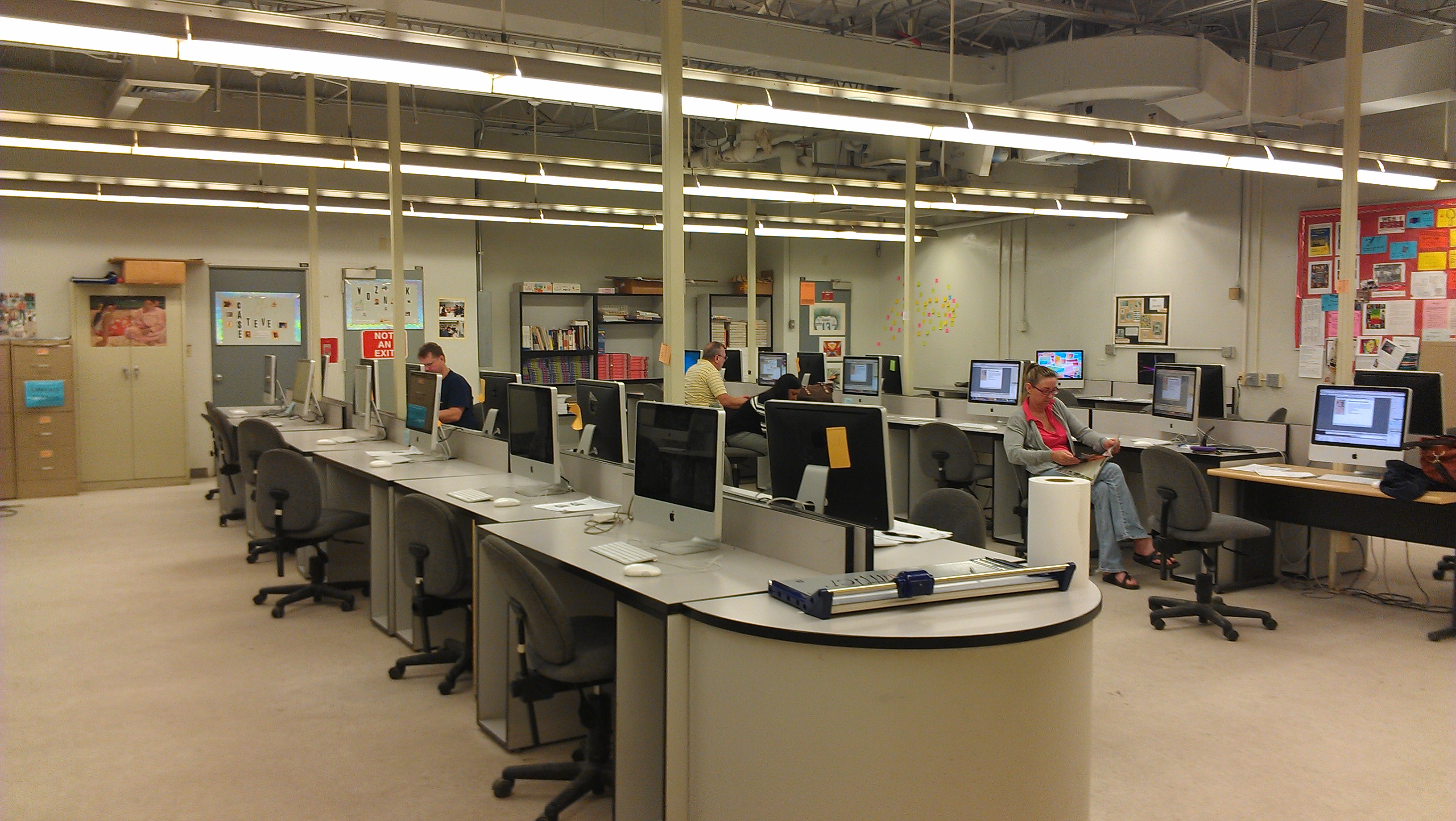 Laboratório de informática de escola pública (a noite são oferecidos cursos para jovens e adultos).