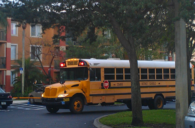 Ônibus escolar pega as crianças dentro do condomínio.