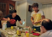 Chen e Yan tentando explicar o que eles comem no café da manhã na China.