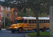 Ônibus escolar pega as crianças dentro do condomínio.