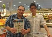 Kazuki aprendendo a identificar produtos na lista de compras no supermercado.